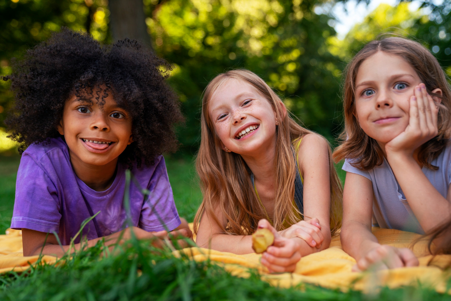 vue-face-enfants-souriants-exterieur vue-face-enfants-souriants-exterieur